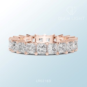 Elegante anillo solitario de oro blanco hecho a medida con diamantes de corte princesa, certificado por IGI, perfecto para compromiso, boda o regalo. - Product Image 6