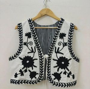 Veste bohème sans manches en coton blanc pour femmes, fabriquée à la main, saison hivernale, broderie florale noire, travail de fil imprimé - Product Image 1