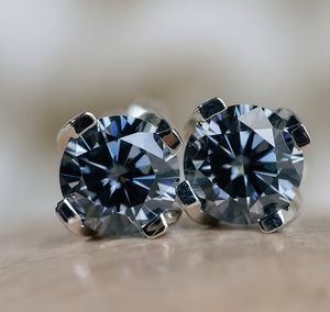 ต่างหูเพชรโมอิสสีเทาชุดทอง14K ลายมงกุฎที่ได้รับการรับรอง Gia ทรงกลม - Product Image 1