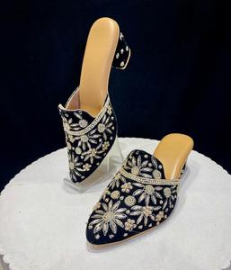 Design de luxe pour femmes Jutti avec broderie à la main Vente à l'exportation Tendance de la mode pour la maison et le bureau Meilleur prix en Inde - Product Image 6