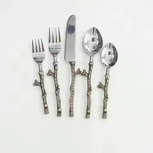 El juego de cubiertos de acero inoxidable ''MARVELOUS'' con mango de diseño eleva las cenas familiares informales a momentos de comedor sofisticados. - Product Image 5