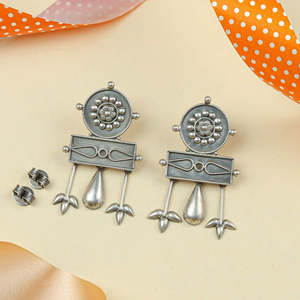 Pendientes de Plata Tridha Mandala Bloom - Chapados en Oro 92.5, Diseño de Aro Colgante Moderno con Patrón de Flor y Mariposa, Piedra Principal de Diamante - Product Image 3