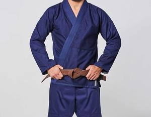 Traje de entrenamiento de artes marciales uniforme de Judo Gi blanco personalizado con cinturón negro tela de algodón duradera ligera - Product Image 1