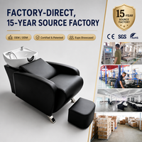 Fauteuil de coiffure noir jais avec coussin, dossier ergonomique, pieds chromés, cuvette blanche polie, appui-tête matelassé et repose-pieds mobile