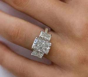 Anillo de diamante solitario de moissanita radiante de tres piedras de 5CT, hermoso anillo de aniversario, anillo de plata esterlina S925 - Product Image 1