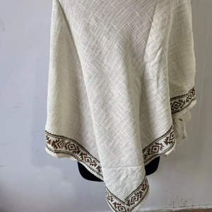 ผ้าคลุมไหล่ผ้าฝ้ายทอมืออย่างสวยงาม โดดเด่นด้วยสีขาวธรรมชาติที่ให้ความรู้สึกผ่อนคลาย พร้อมขอบลายเรขาคณิตโทนสีเอิร์ธโทน - Product Image 3