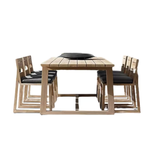 Ensemble table et chaises en bois massif design scandinave Mobilier de jardin et de salle à manger Ensemble de salle à manger à vendre - Product Image 1