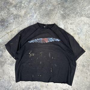 T-shirt tendance pour homme avec patchs déchirés, t-shirt graphique patchwork urbain, t-shirt décontracté en coton streetwear pour tous les jours - Product Image 1