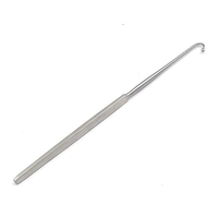 Aiguille de Snook en acier inoxydable pour ovariectomie et stérilisation vétérinaire, idéale pour l'extraction des utérus et des ovaires chez les animaux, disponible dans toutes les tailles et types.
