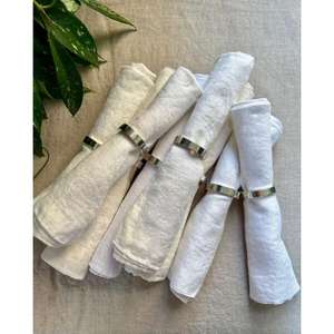 Ronds de serviette en acier inoxydable faits à la main avec finition argentée pour des réglages de table élégants et décoratifs - Product Image 1