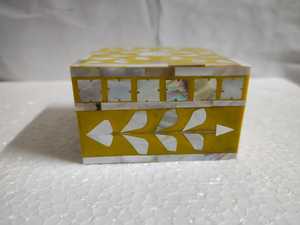 Beauté intemporelle d'incrustation de nacre. Délicatement fabriquée à la main, sa surface est ornée d'une décoration florale jaune vibrante - Product Image 5