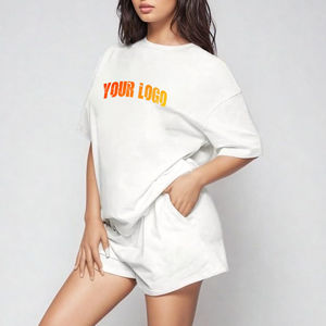 Ensemble de vêtements de sport en coton pour femme avec t-shirt athlétique et short haut extensible pour le fitness - Product Image 1