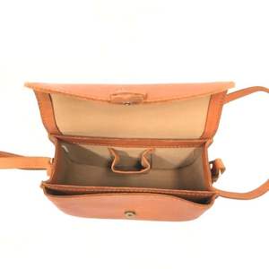 Meilleur produit sac à bandoulière compact en cuir en forme de tonneau Une pièce de déclaration minimaliste faite à la main d'Indonésie - Product Image 4