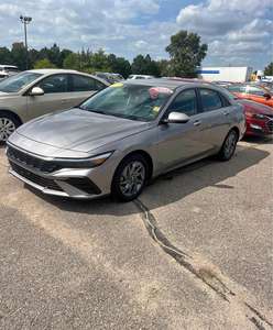 Hyundai Elantra SEL 2024, Bien Cuidado y Limpio - Product Image 2