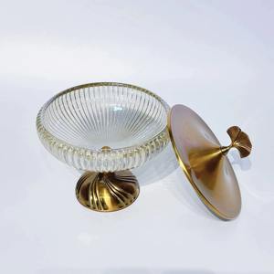 Bol décoratif en verre élégant avec support en métal, parfait pour la présentation de fruits sur la table, le comptoir de cuisine ou le service de chocolat, en provenance d'Inde - Product Image 2