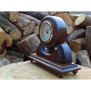 La structure en bois assure la stabilité et une forte présence sur toute surface. La table à aiguilles en bois symbolise l'équilibre et la fiabilité. - Product Image 2