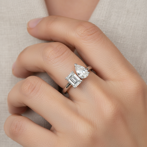 Кольцо-манжета «Тои Э Му» с выращенными в лаборатории бриллиантами огранки «груша» и «радиант», с креплением на зубцах, из золота 18 карат, с двумя камнями - Product Image 2