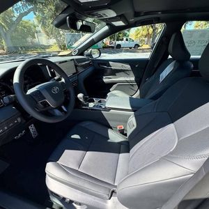 ข้อเสนอสุดคุ้มสำหรับรถยนต์ Camry XLE Sedan ปี 2025 ไมล์น้อย - Product Image 2
