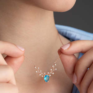 Collier en argent et plaqué or rose avec renne et zircon, idéal pour les occasions spéciales - Product Image 4
