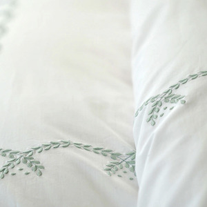 Juego de funda nórdica con diseño de hojas verdes bordadas al por mayor, juego de cama de algodón blanco para hotel en casa o boda, juegos de cama de primera calidad - Product Image 2