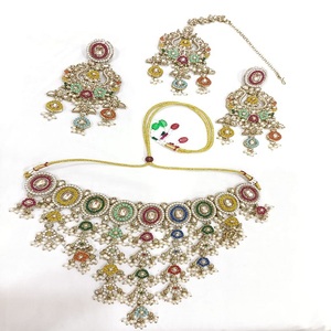 ชุดสร้อยคอมุกมีรายละเอียดสูงพร้อม Maang Tikka สำหรับผู้หญิงชุดสร้อยคออินเดียแบบดั้งเดิมเครื่องประดับราคาไม่แพง - Product Image 1