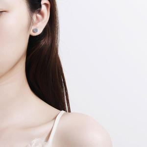 ต่างหูมอสซาไนต์ทรงกลม 1 กะรัต ดีไซน์หรูหราและสง่างาม - Product Image 5
