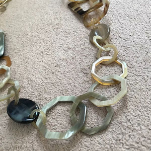 Collar de Lujo Hecho a Mano con Cuerno de Búfalo, Joyería Natural y Sostenible para Mujer, Alta Calidad - Product Image 1