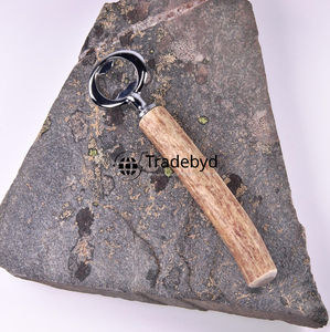 Ouvre-bouteille en corne naturelle Cadeau élégant pour les hommes et les amateurs de bar à domicile par Tradebyd - Product Image 4