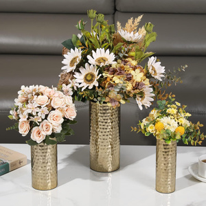 Vase à fleurs en métal couleur or au design moderne Décoration de maison luxueuse avec revêtement en poudre pour de superbes compositions florales - Product Image 6