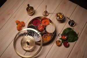 Caja de Especias Masala de Latón con Diseño Fantástico, Hecha a Mano, Tapa Repujada, con Cuchara, Apta para Lavavajillas y Horno, HF CRAFTS India Modelo HF 00347 - Product Image 3