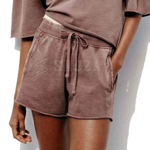 Short délavé à l'acide pour femme avec un tissu de haute qualité et un ajustement confortable idéal pour un usage quotidien - Product Image 3