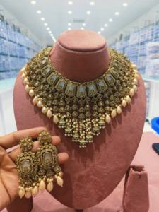 Ensemble de bijoux pakistanais fabriqués à la main de la meilleure qualité collier et boucles d'oreilles idéal pour les looks de mariée et de fête disponibles à la vente depuis l'Inde - Product Image 2