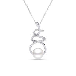 Pendentif papillon plaqué rhodium à facettes diamantées avec perle d'eau douce - Product Image 1