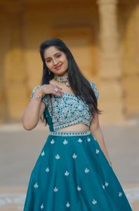 La mejor calidad nupcial Chinon bordado Lehenga Choli lujo trabajo pesado vestido de novia para las mujeres disponibles a precio asequible - Product Image 5