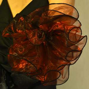 Gants sans doigts Bridella MM19 en satin bordeaux et fleurs, doux et flexibles, élégants, accessoire de fête et de mariage - Product Image 1