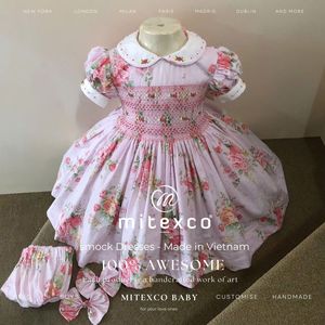 Vestidos de bebé niña al por mayor con diseño smock, hechos en Vietnam con algodón suave y diseños personalizados por MITEXCO, proveedor de confianza. - Product Image 1