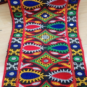 Encaje artesanal único hecho a medida con detalles de espejo de moda en colores vibrantes para diseñador de moda - Product Image 2