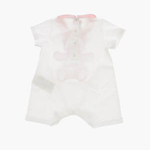 Ensemble bonnet et barboteuse en coton avec logo brodé, manches courtes, boutons, fermeture arrière brodée, devant plat, couleur blanche - Product Image 4