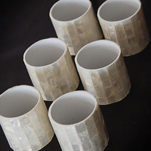 Boîte à mouchoirs et couvercle à bijoux artisanaux modernes en coquillages pour la table - Product Image 3