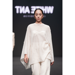 WHITE ANT Mesh Lace Cape Vêtements de luxe pour femmes ORAN EMB LACE CAPE Avec col rond Relief 64% Coton biologique 36% Polyester - Product Image 1