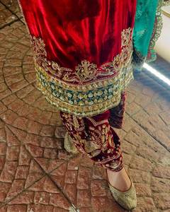 Ensemble Kurti en velours lourd de qualité supérieure avec un pantalon élégant et un Dupatta assorti conçu pour les fêtes, les fonctions de mariage, les vêtements ethniques - Product Image 6