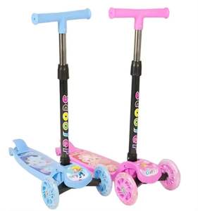 Trottinette pliable légère à 3 roues pour enfants et tout-petits avec mécanisme de direction inclinable et hauteur réglable - Product Image 6