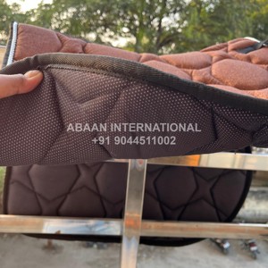 Tapis de selle anglais à paillettes matelassé en cordon doré fait à la main en Inde - Product Image 4