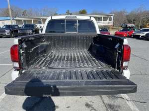 Toyota Tacoma 2020 blanche / Disponible à la vente avec faible kilométrage, moteur essence, véhicule d'occasion en excellent état et sans accident - Ventes flash - Conduite à gauche - Product Image 6