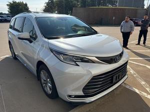 Toyota Sienna Platinum d'occasion 2023 - Product Image 2