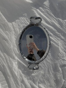 Bandeja Ovalada de Metal Plateado con Aspecto de Espejo y Asas de Diseño, Perfecta para Regalos, Decoración del Hogar y Exhibición Decorativa, Procedente de la India - Product Image 2