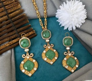 Bellissimo doppietto ciondolo Polki Kundan con orecchini con smalto oro opaco Set di gioielli alla moda - Product Image 5