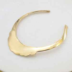 Collier ras du cou triangulaire en laiton flexible fait à la main, finition dorée ethnique, bijoux d'anniversaire pour femmes - Product Image 4