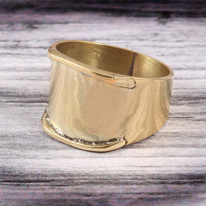 Anillo minimalista de Latón chapado en oro de 18 quilates hecho a mano, joyería ligera y versátil para todas las ocasiones con diseño de superficie plana - Product Image 2