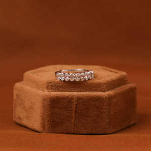 Oval Cut Lab Grown Diamond Wedding Band Classic 18KT Banda de media eternidad chapada en oro sólido para regalo elegante unisex para ella - Product Image 2